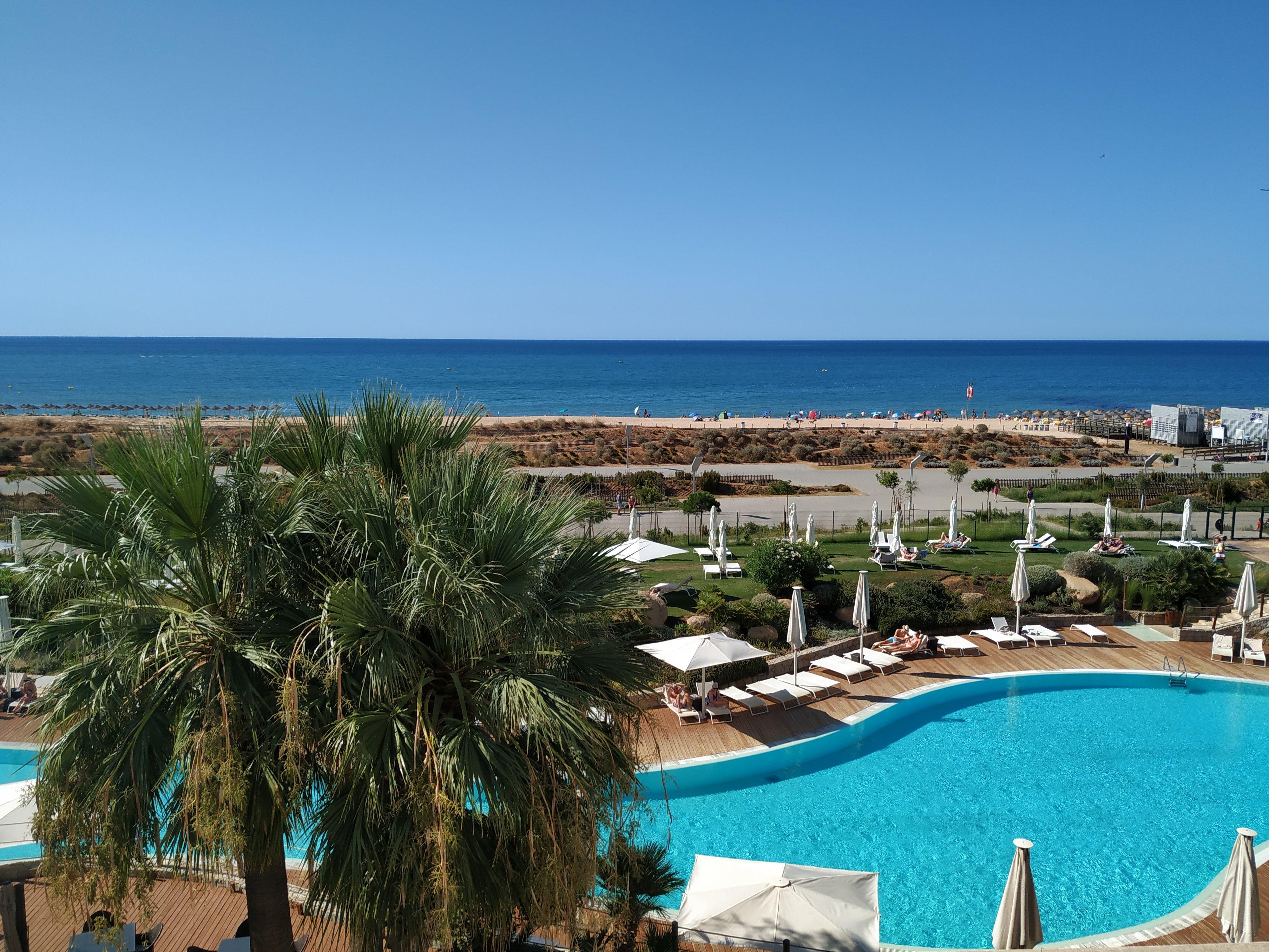 Crowne Plaza Vilamoura - Algarve By Ihg Bagian luar foto View of the beach from the hotel