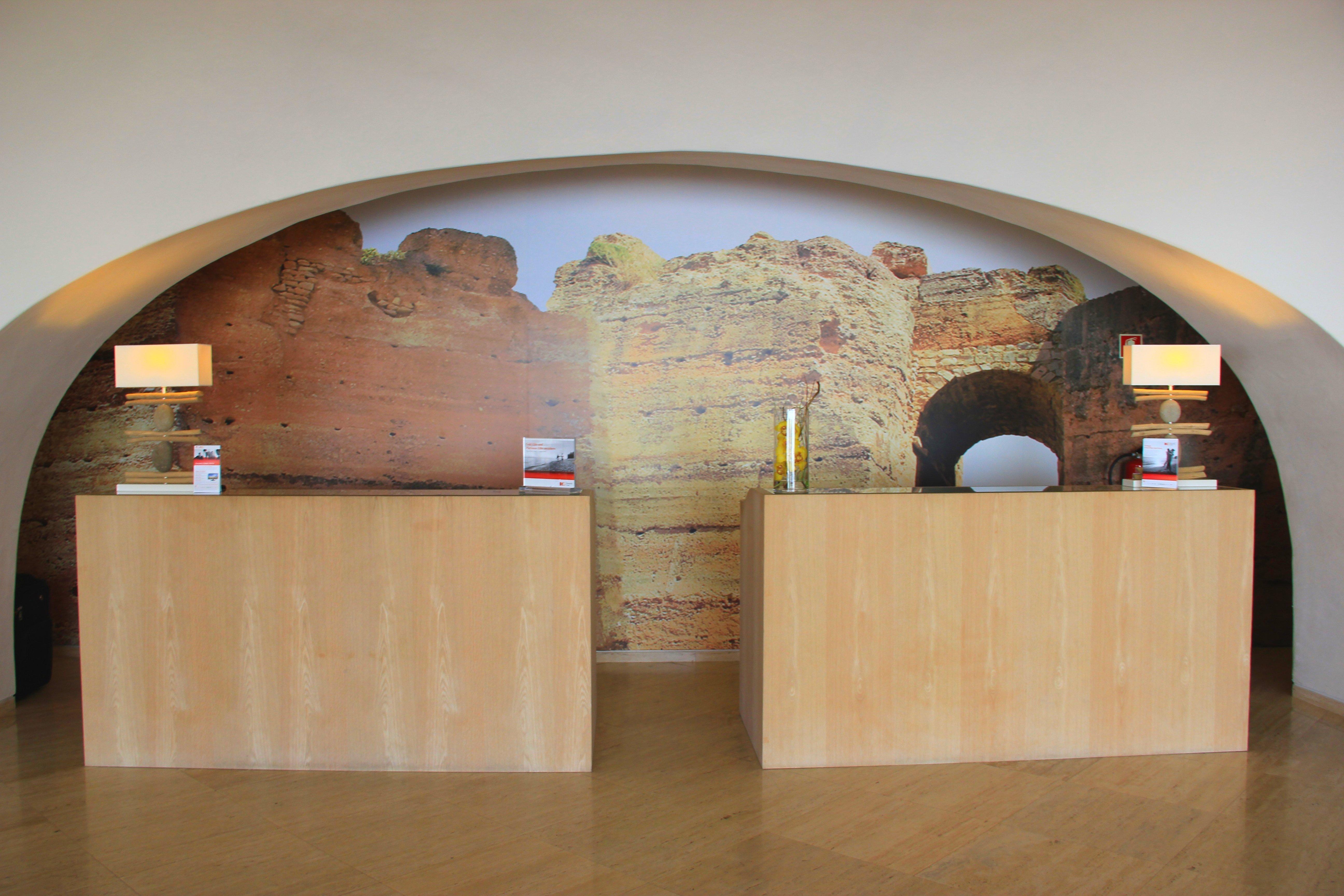 Crowne Plaza Vilamoura - Algarve By Ihg Bagian luar foto The reception desk at the hotel