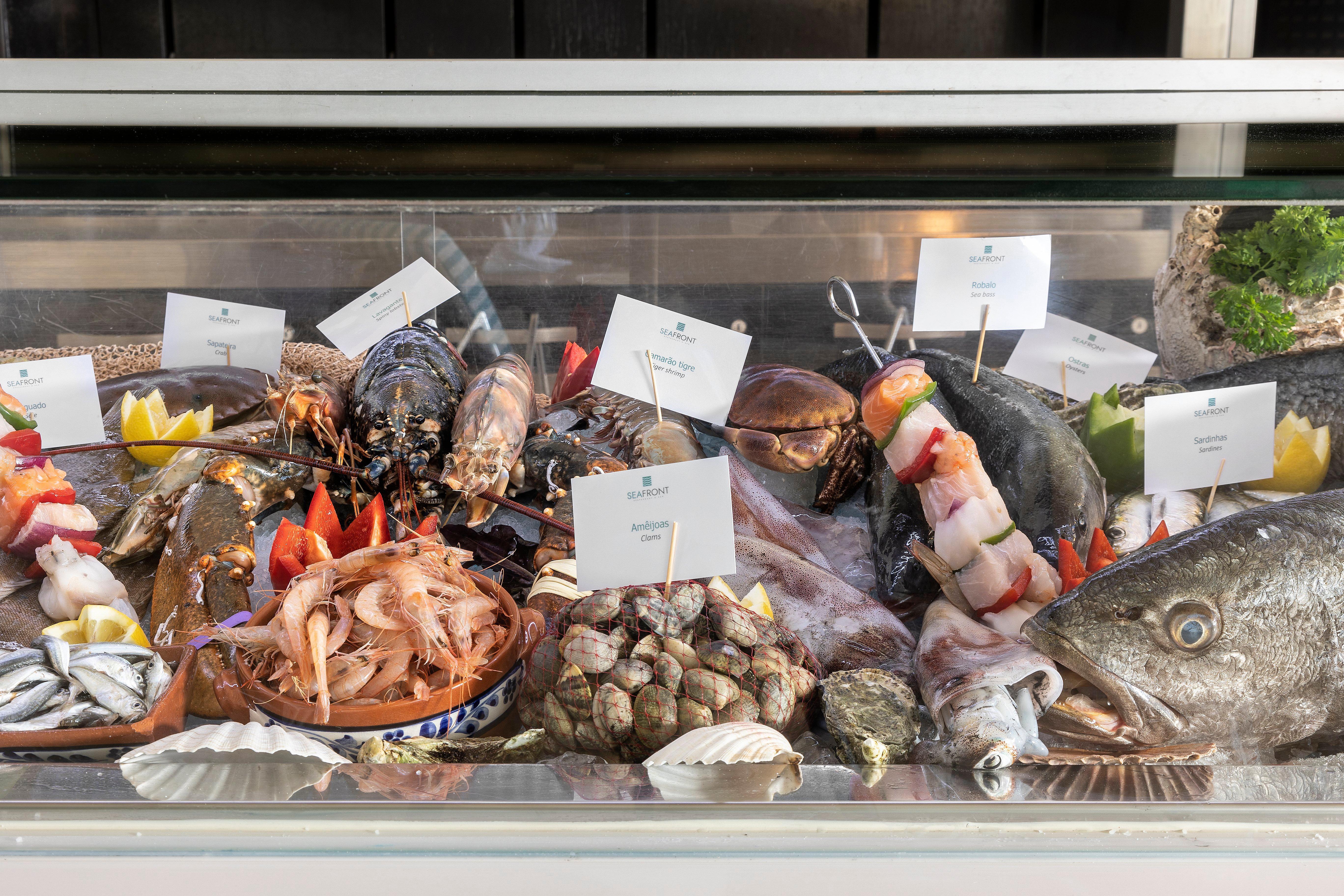 Crowne Plaza Vilamoura - Algarve By Ihg Bagian luar foto Seafood display at a restaurant