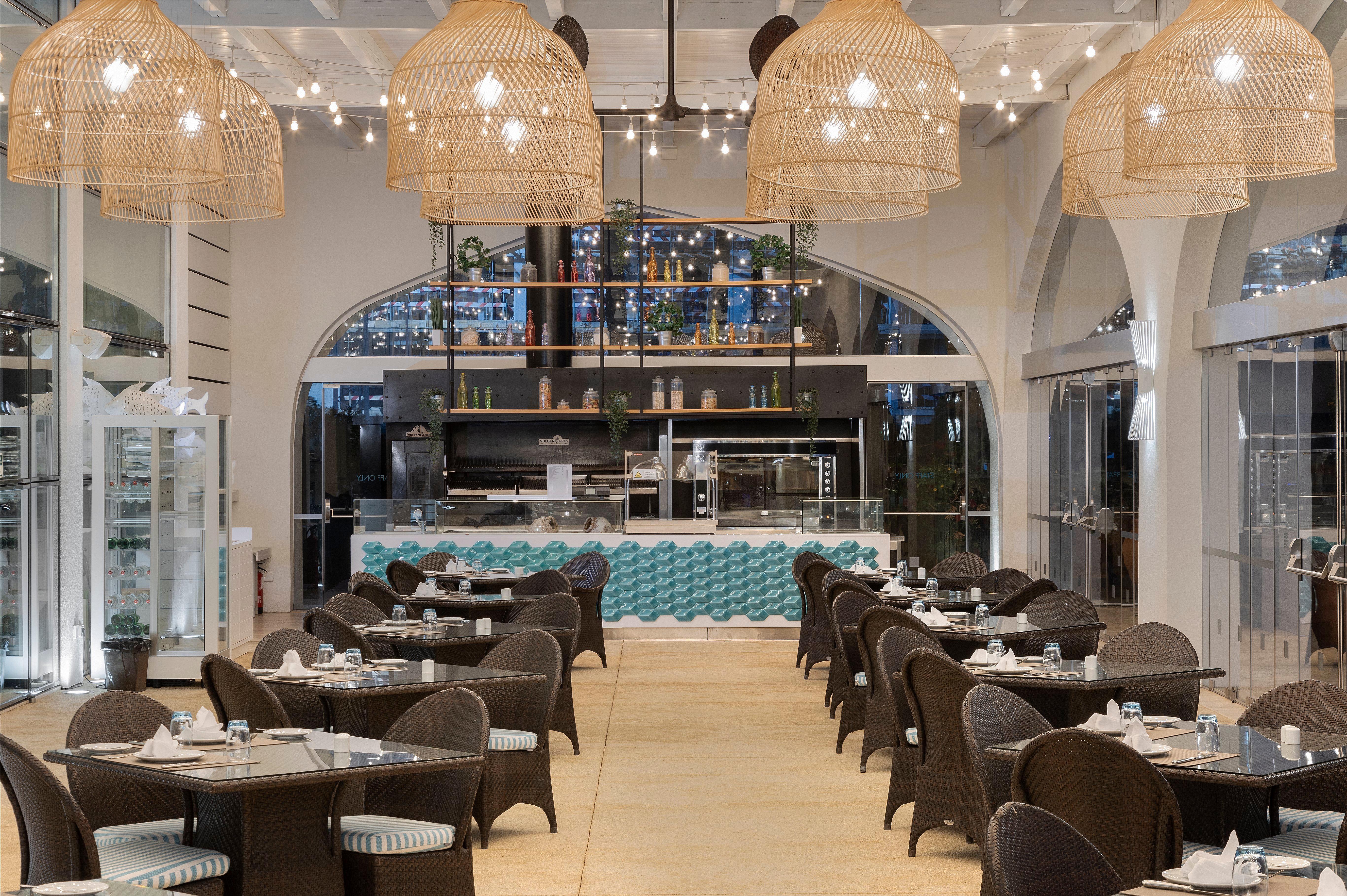 Crowne Plaza Vilamoura - Algarve By Ihg Bagian luar foto The interior of the restaurant