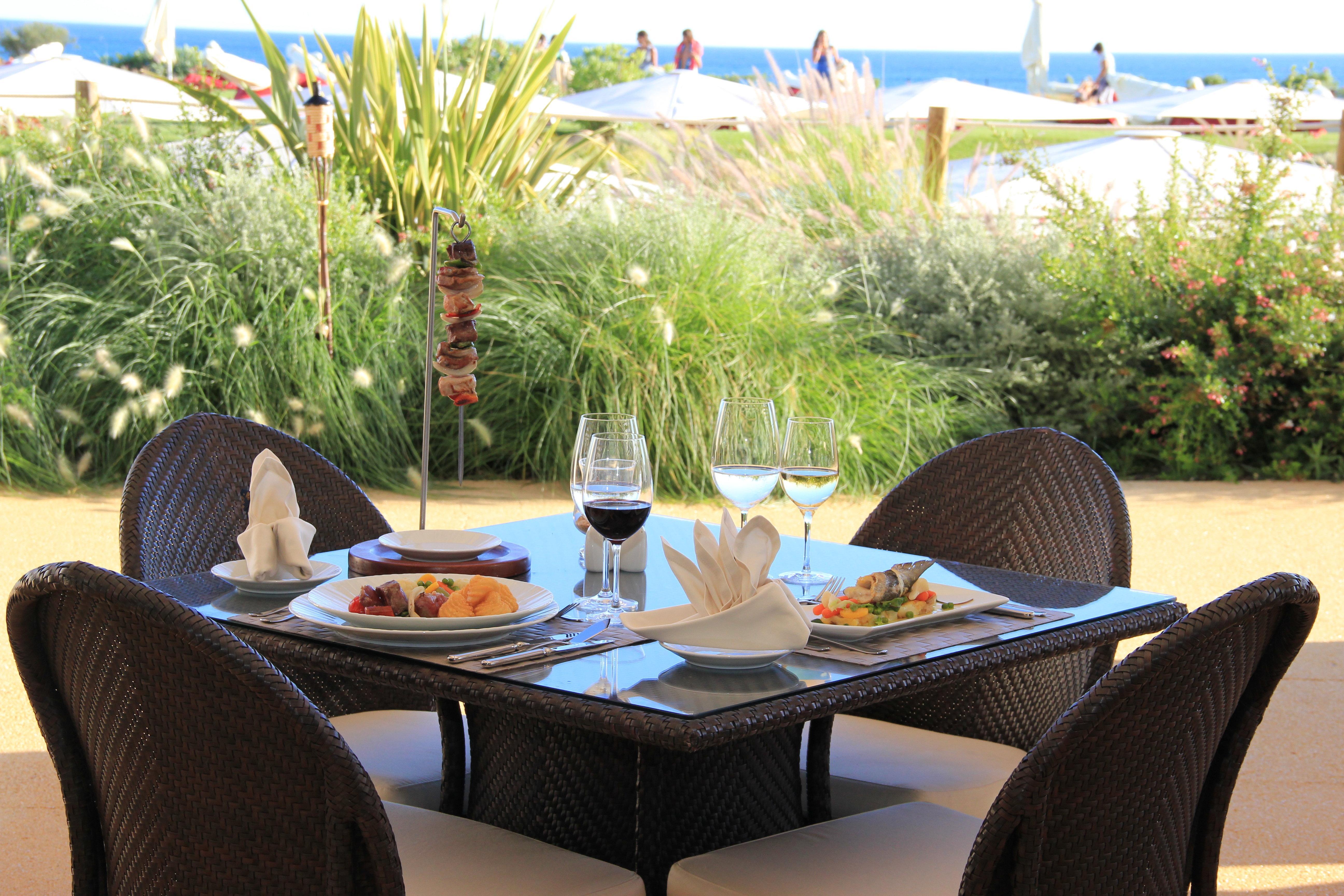 Crowne Plaza Vilamoura - Algarve By Ihg Bagian luar foto A table set for dinner